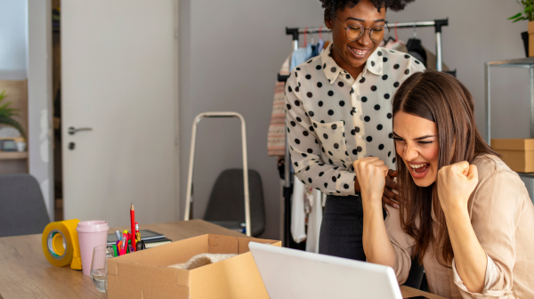 2 women looking at a laptop.