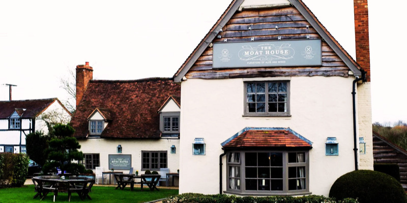 The Moat House Inn: A Charming Country Pub with Fantastic Dining in Alcester