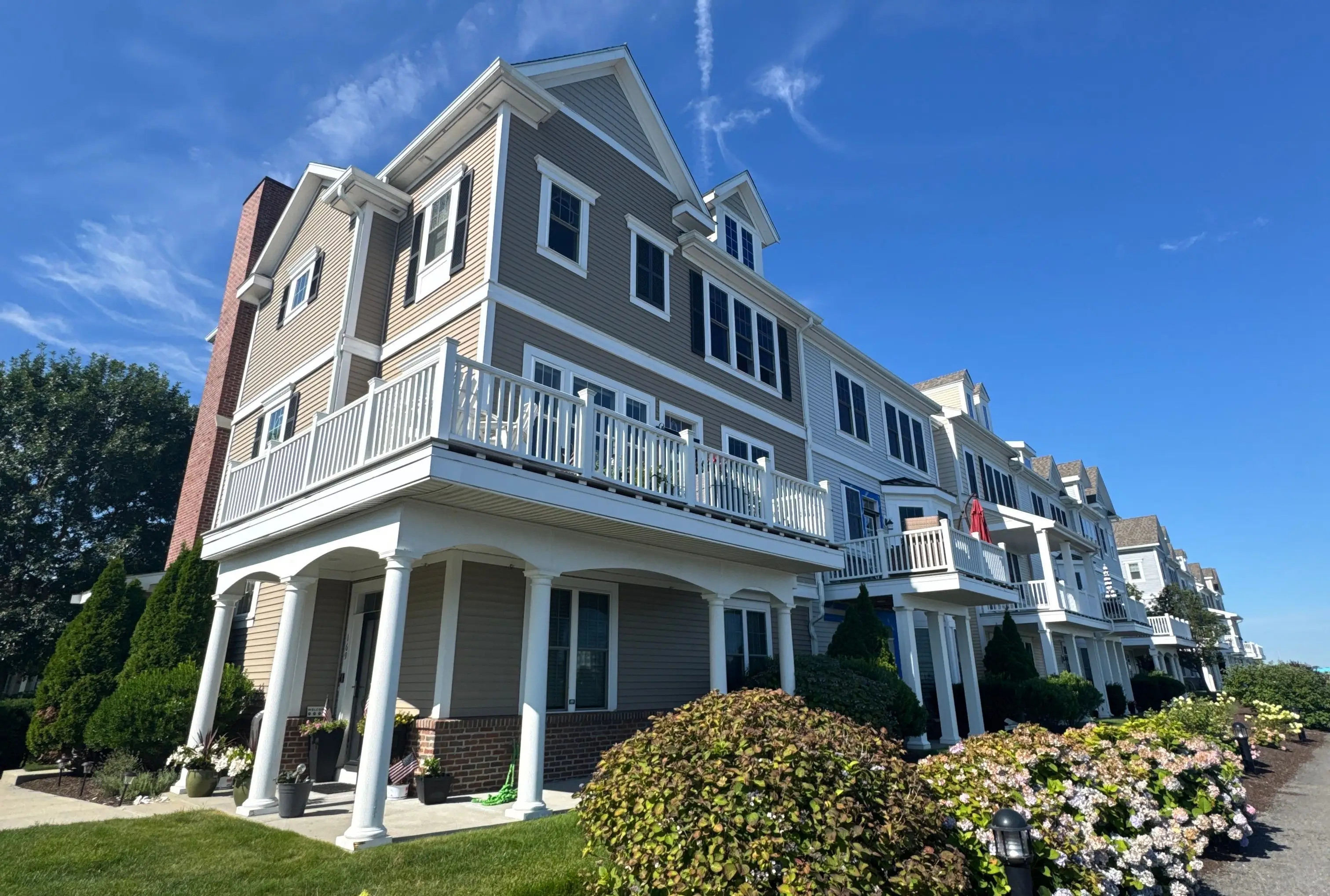 Best Vinyl Siding Colors for Your Home – Trends & Tips