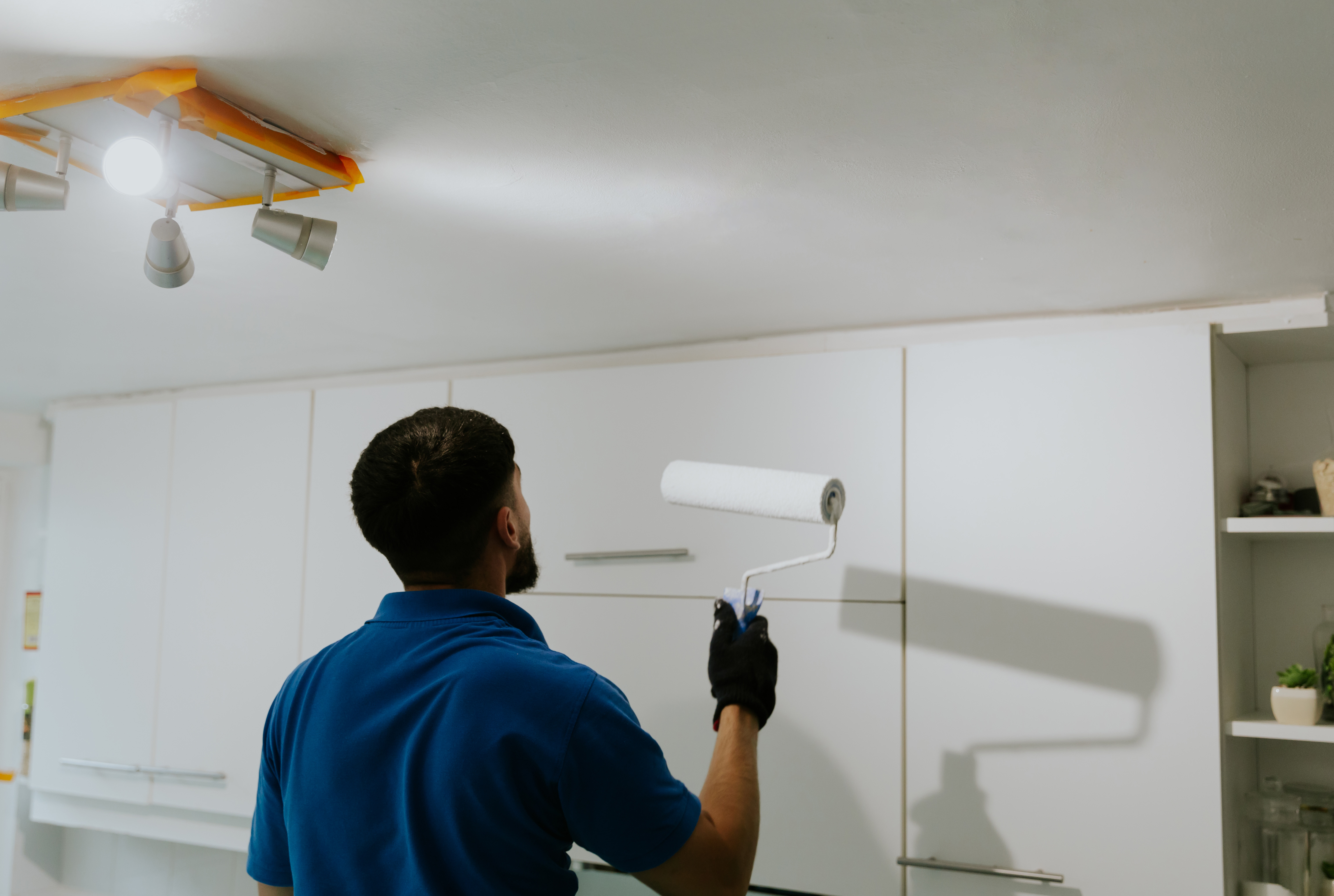 How much does it cost to repaint kitchen cabinets?