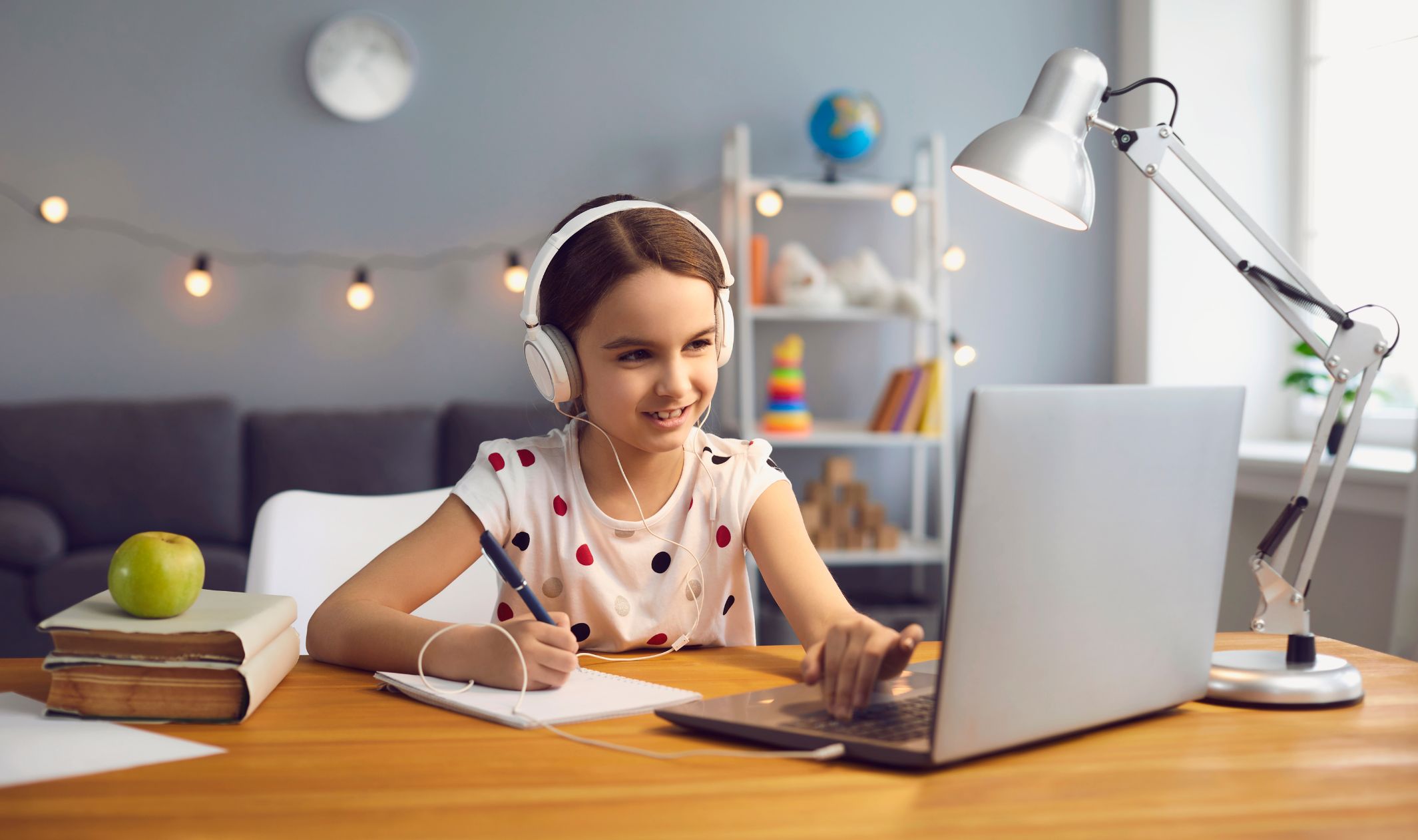 A girl using an online course platform showing scalable business model with digital product sales A girl using an online course platform showing scalable business model with digital product sales