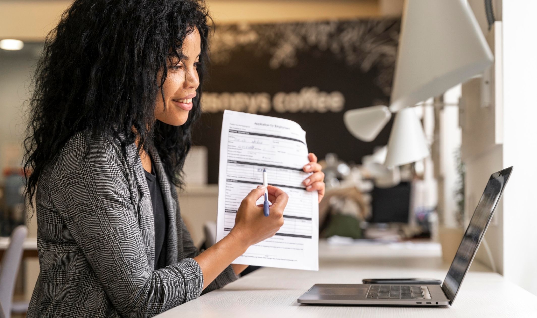 A woman explaining how to make high-converting forms for online business to someone on her laptop A woman explaining how to make high-converting forms for online business to someone on her laptop