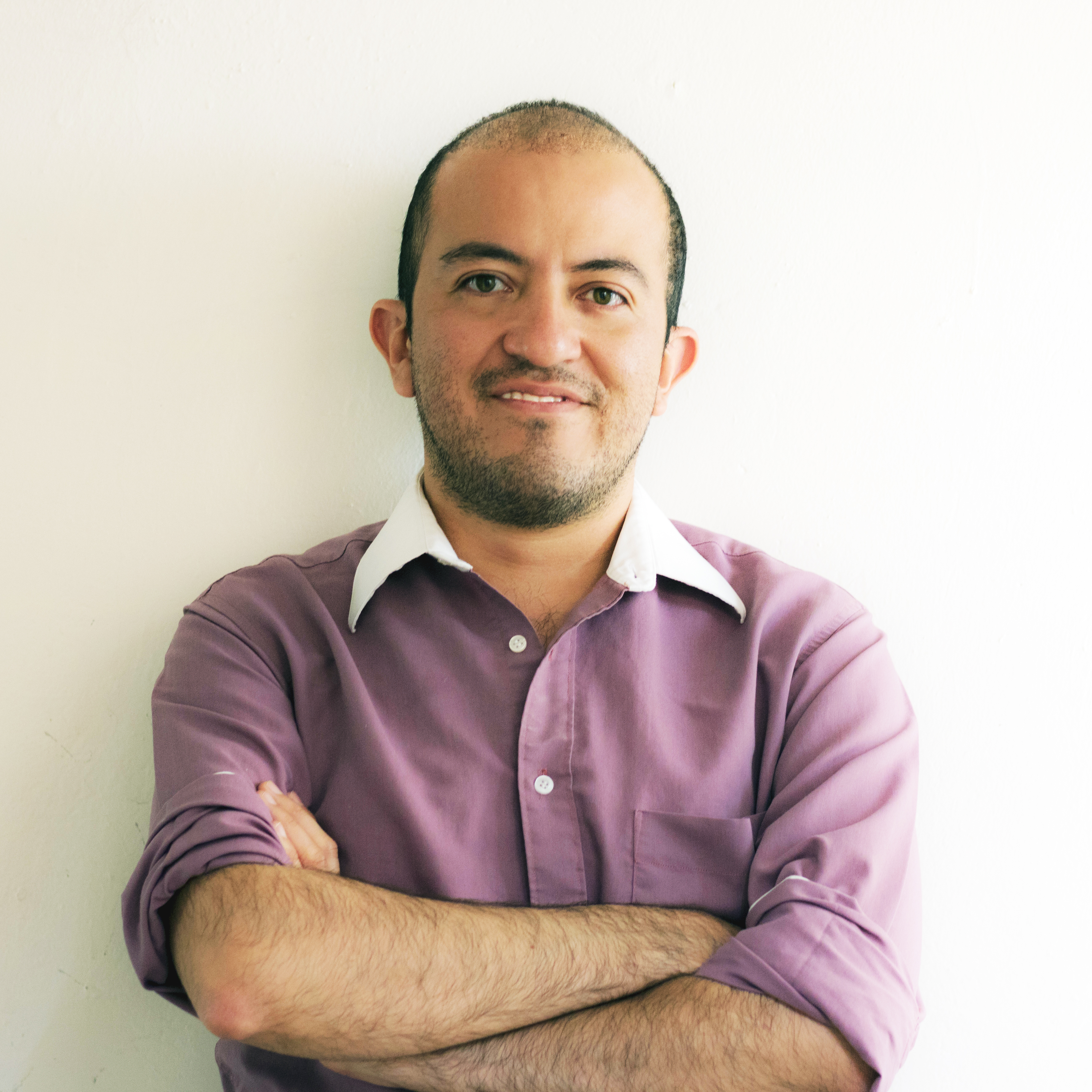 Eduardo Chávez es un profesional apasionado por la tecnología, la educación y la transformación digital. Con más de 12 años de experiencia en gestión de proyectos, integración tecnológica y liderazgo estratégico, ha trabajado en empresas tecnológicas implementando soluciones innovadoras que han marcado la diferencia en entornos altamente competitivos. Su sólida formación le permite abordar los retos con una perspectiva amplia y técnica.

Como fundador y CEO de The Old School Services, Eduardo se dedica a democratizar el acceso a la inteligencia artificial para micro, pequeñas y medianas empresas en México y Argentina. Bajo su liderazgo, la empresa combina la tecnología avanzada con valores como la calidad y el servicio al cliente, ofreciendo soluciones en automatización de procesos, gestión de redes sociales y capacitación personalizada.

Además, Eduardo es un defensor comprometido de la educación STEM y la igualdad de género, enfocándose en iniciativas que promueven oportunidades para niñas y mujeres jóvenes en América Latina. En sus proyectos, mantiene un enfoque introspectivo y directo, utilizando datos y análisis para generar impacto positivo. Su estilo profesional combina visión estratégica, empatía y la capacidad de inspirar a los equipos con quienes trabaja.