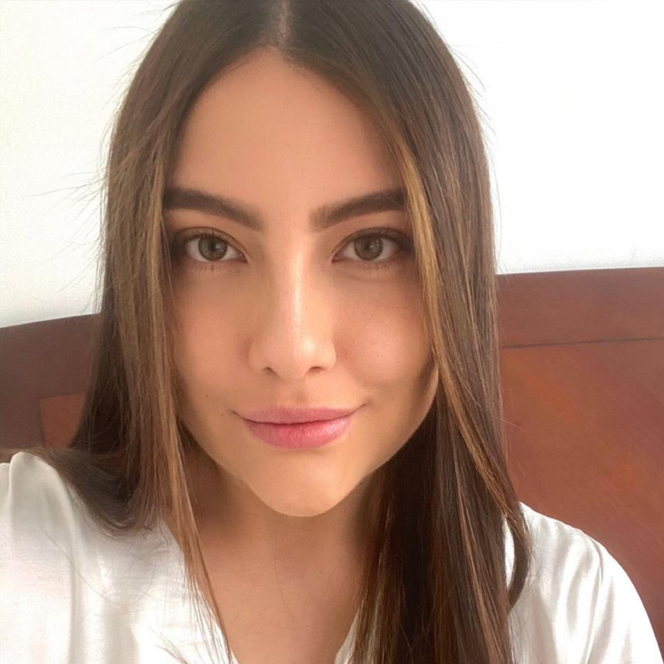 Juliana Burbano, a 22-year-old Colombian woman, is passionate about marketing and business. From an early age, she has demonstrated an innate talent for sales and business creation, which led her to study International Marketing and Logistics. During her time at university, she stood out for her ability to turn ideas into products and services, as well as her innovative approach to digital content creation. Throughout her career, Juliana has launched various ventures, from digital florists to the creation of sporty casual pieces in the textile industry. Her talent, along with her ability to quickly adapt to new trends, have positioned her as an outstanding professional despite her young age. Additionally, Juliana is a strong advocate for continuing education, spending time learning new design tools and marketing techniques to stay at the forefront of her field.
When she is not working on her creative projects, she enjoys exploring new culinary offerings and experimenting in her own kitchen. She also dedicates part of his time to contributing to social causes, especially those related to the fight against malnutrition in homeless people. Juliana is a person committed to her personal and professional growth. She dreams of founding his own company and leaving a significant mark in the world of marketing and entrepreneurship. Juliana Burbano is not only defined by her work, but also by her desire to make a difference, inspire others to follow their passions, and challenge the limits of what is possible through perseverance.