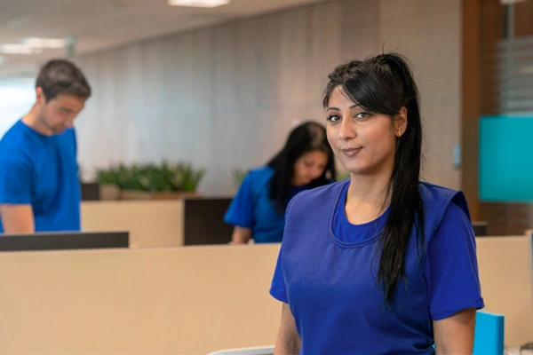 mulher faxineira sorrindo empresa mulher faxineira sorrindo empresa