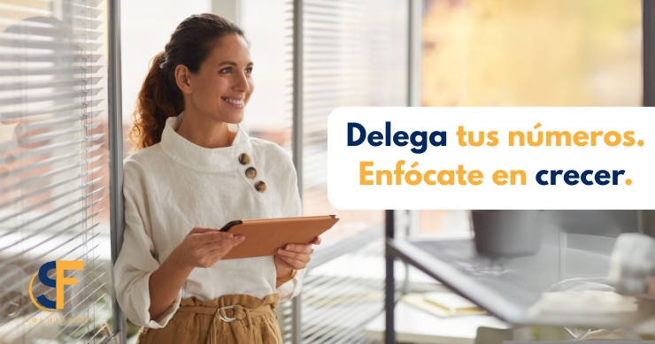 Emprendedor trabajando tranquilo en su escritorio con documentos contables ordenados – contabilidad sin estrés