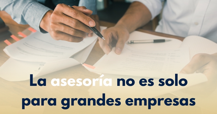 Emprendedor revisando sus reportes mensuales con calma para el pago de impuestos