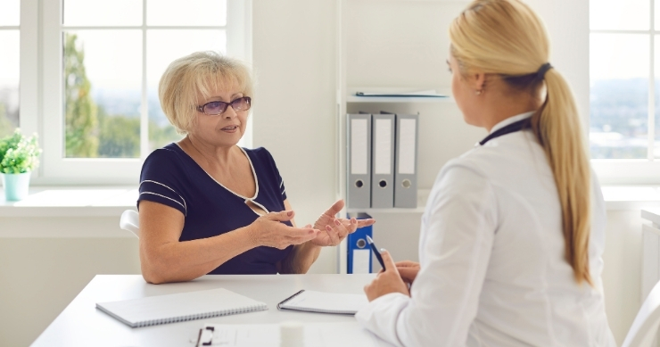 Persona hablando sobre las partes de Medicare