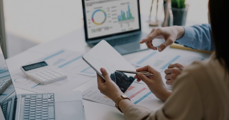 escritorio con laptops y notas de bookkeeping