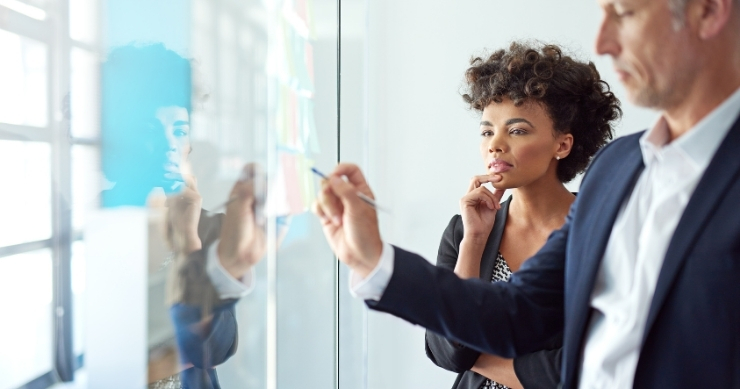 emprendedora definiendo y decidiendo su idea de mercado con su asesor