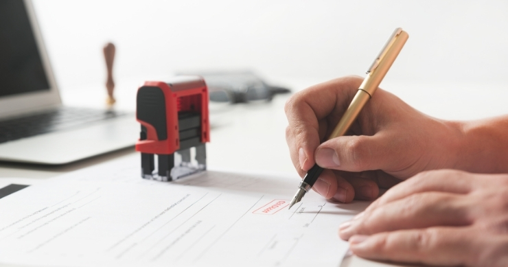 emprendedor firmando documentos de una LLC