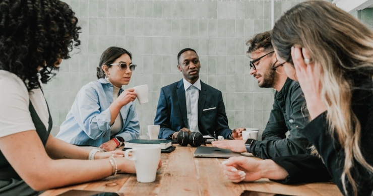 emprendedores dando nuevas ideas para su LLC