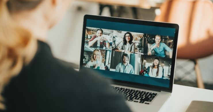 reunion por zoom con varios clientes