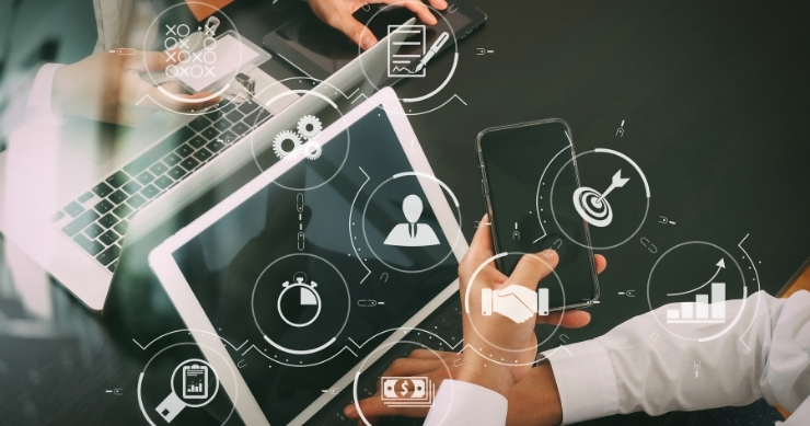equipo usando herramientas digitales para marketing y productividad