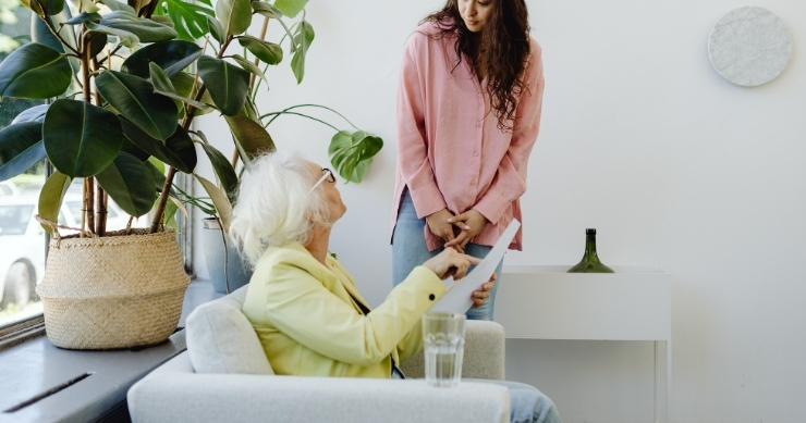 Madre e hija comparando planes y costos de Medicare
