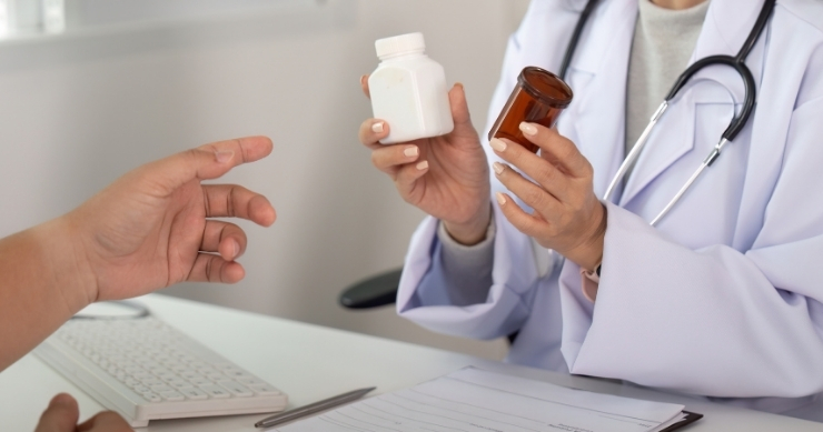 Médico explicando a paciente opciones de medicamentos cubiertos por Medicare Parte D 2026