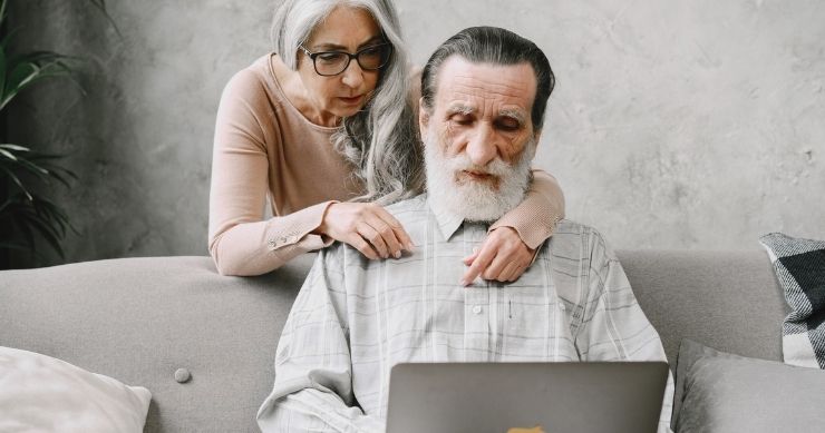 Pareja de jubilados comparando cómo combinar Medicare con seguro de empleador.