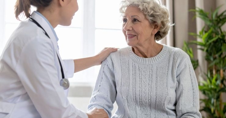 Doctor explicando coordinación de beneficios entre Medicare y seguro privado.