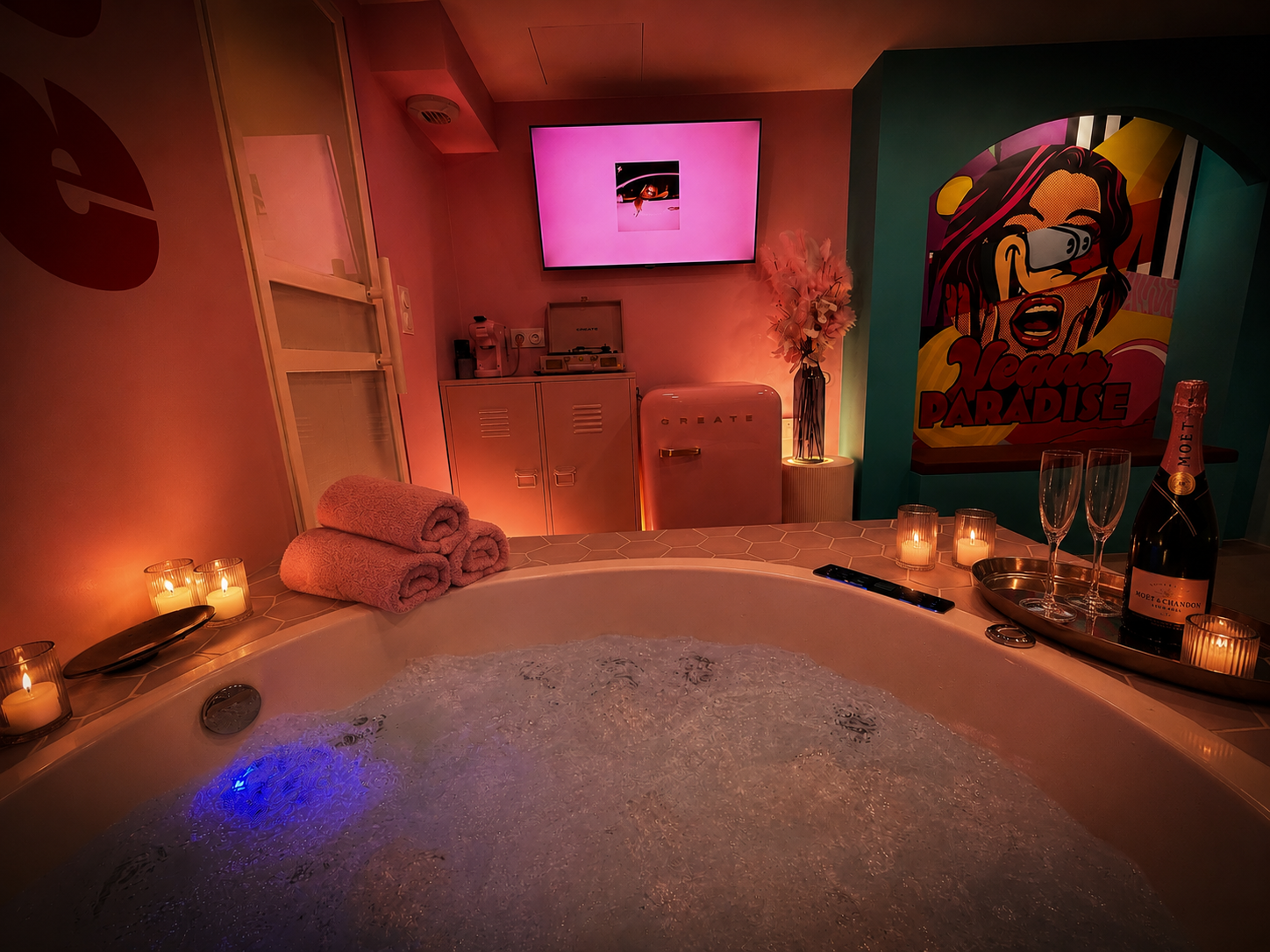 Suite Paradise : spa privatif dans un décor pop art