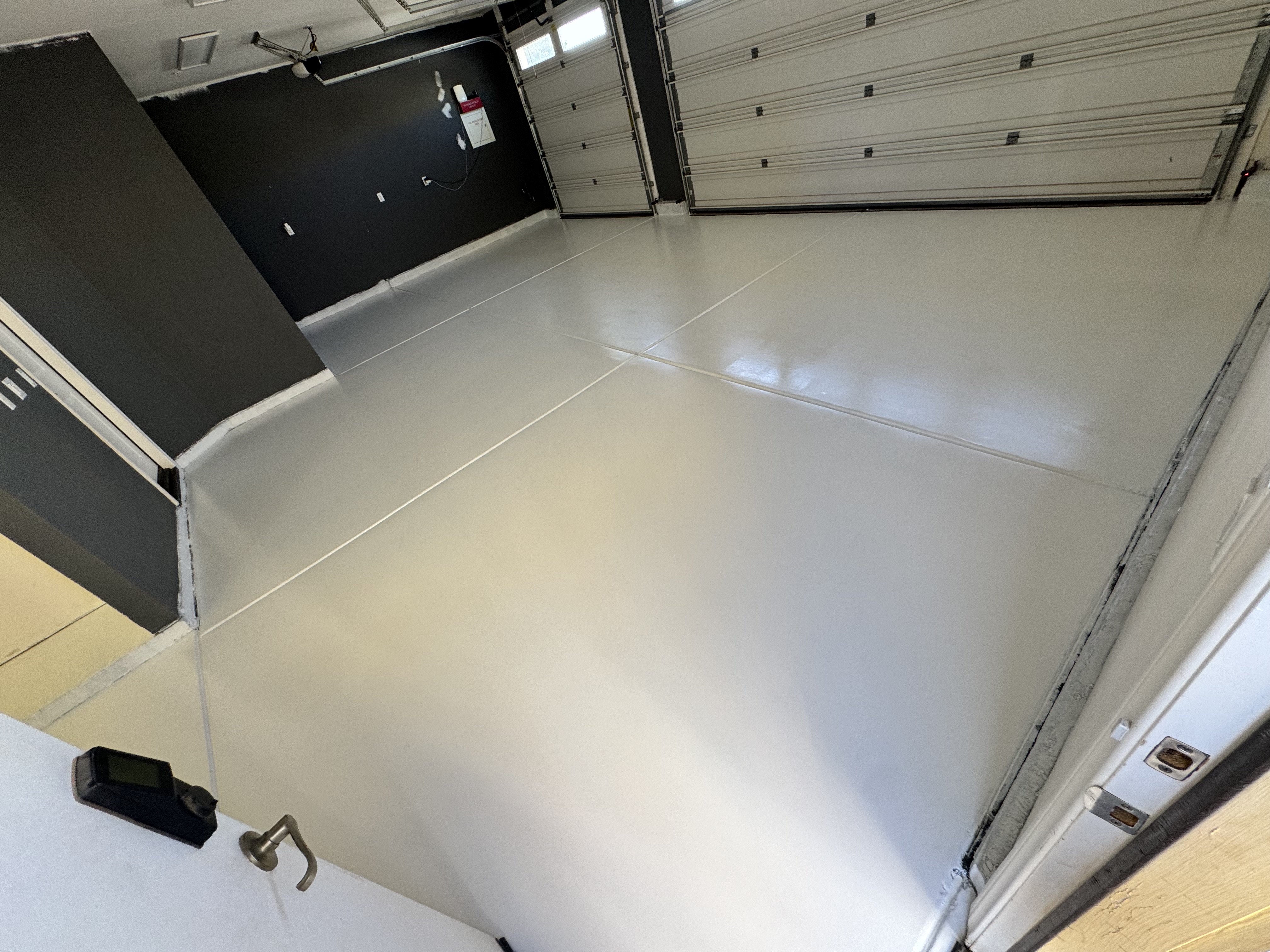 Solid color epoxy floor guide for commercial spaces