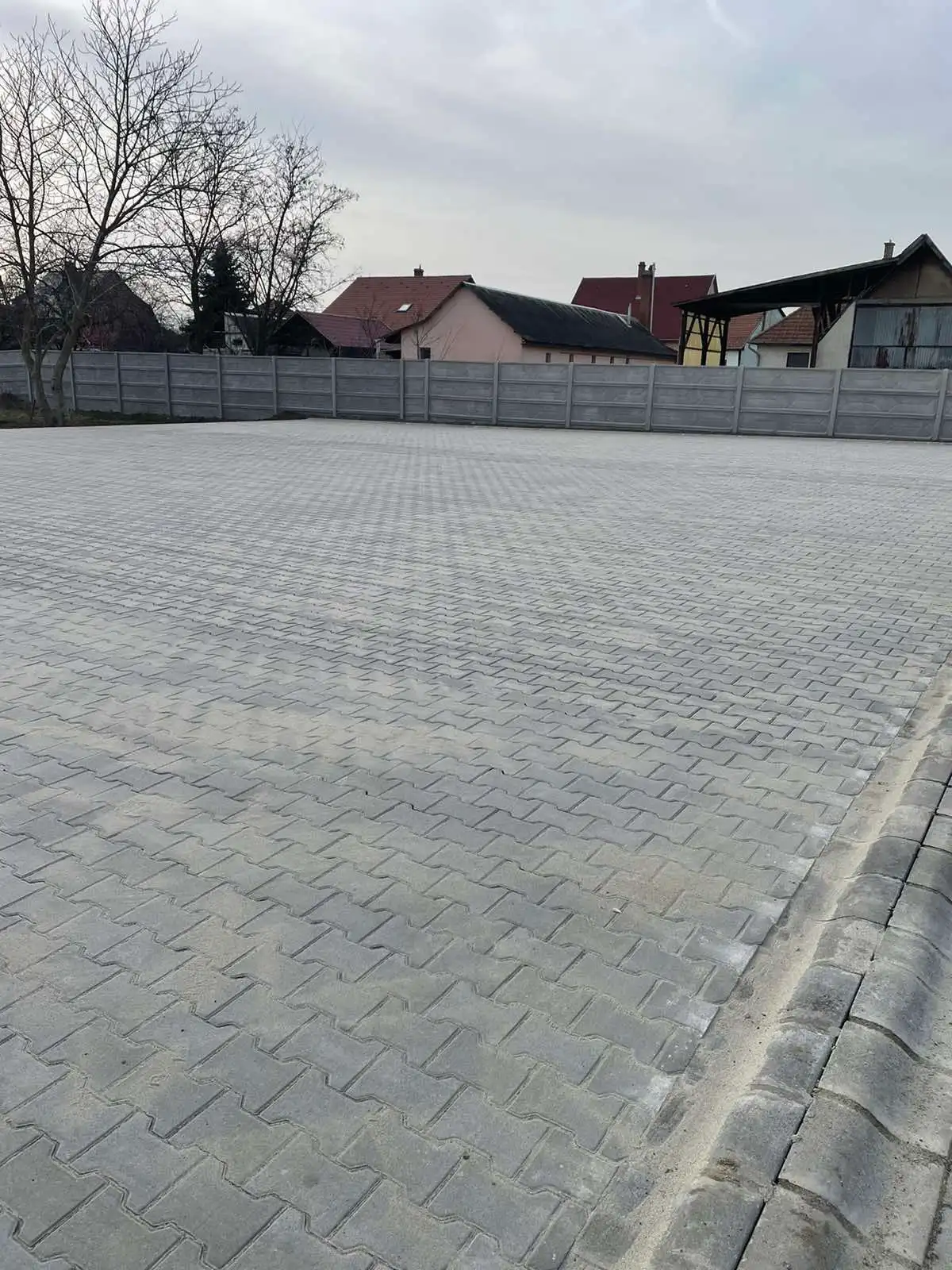 Nagy méretű burkolt udvar