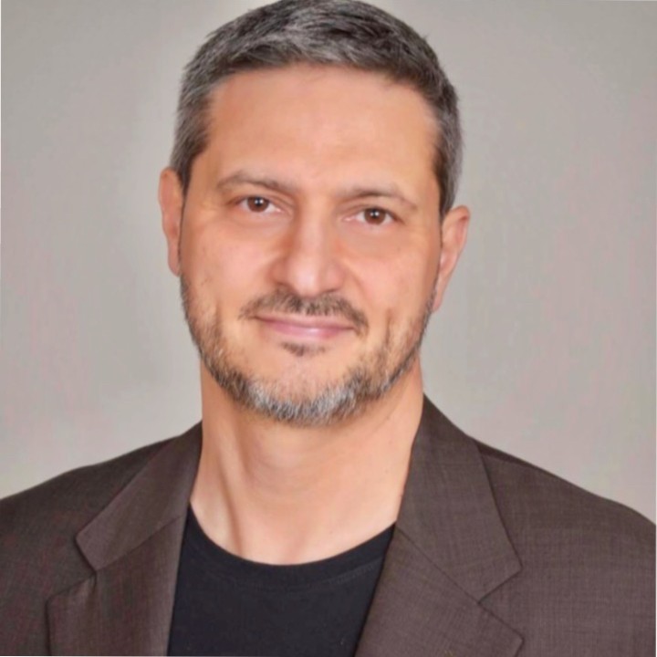 Георги Бакалов е роден и израснал в София. Основател е на местна християнска общност и интернационална мрежа от служения. Професионално работи в сферата на киберсигурност.