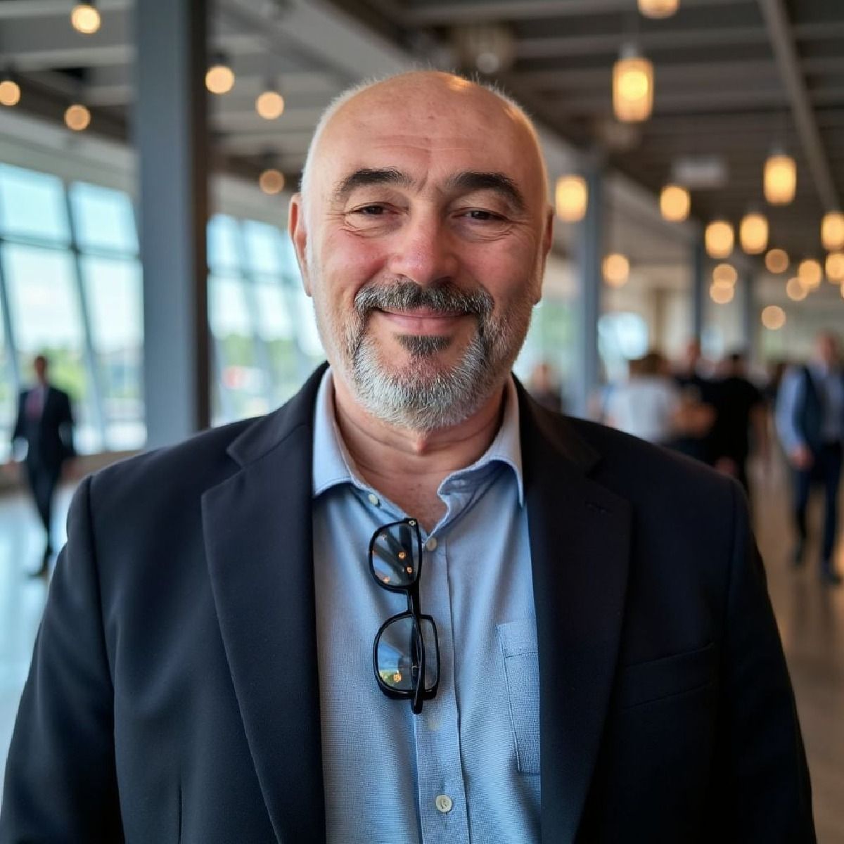 Орлин Чотеав е роден в София. Знае 5 езика. Работил е като журналист в Демокрация, Начало, Капитал, както и по технологични теми в сп. PC World България и Computerworld България. Създател на предаването “Микрофон и мишка”. Живее в Тексас, САЩ.