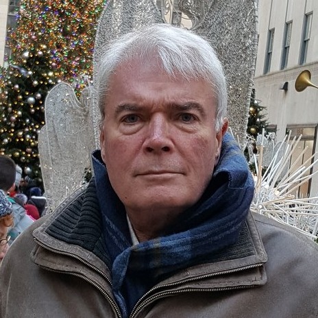 Огнян Дъскарев е известен български журналист, международен анализатор, писател и преводач, роден на 28 октомври 1954 г. в София, България, където в момента живее. Той притежава диплома по английска филология от Софийския университет „Св. Климент Охридски“ и е живял няколко години в Съединените щати, което е задълбочило експертизата му в американската политика и глобалните дела. Дъскарев е добре познат със своите проницателни коментари по международни събития, включително изборите в САЩ, конфликта между Русия и Украйна и геополитическите отношения, включващи големи сили като САЩ, Русия и Китай, често появявайки се като гост в български телевизионни програми като „Здравей, България“ на NOVA TV и допринасяйки за издания като Fakti.bg, Epicenter.bg, Trud и VoinaiMir.info. В допълнение към журналистическата си работа, той е умел преводач от английски, като е превел произведения на автори като Humberto Fontova на български, и се ангажира в публичен дискурс чрез интервюта, статии и дискусии по литература и актуални събития.