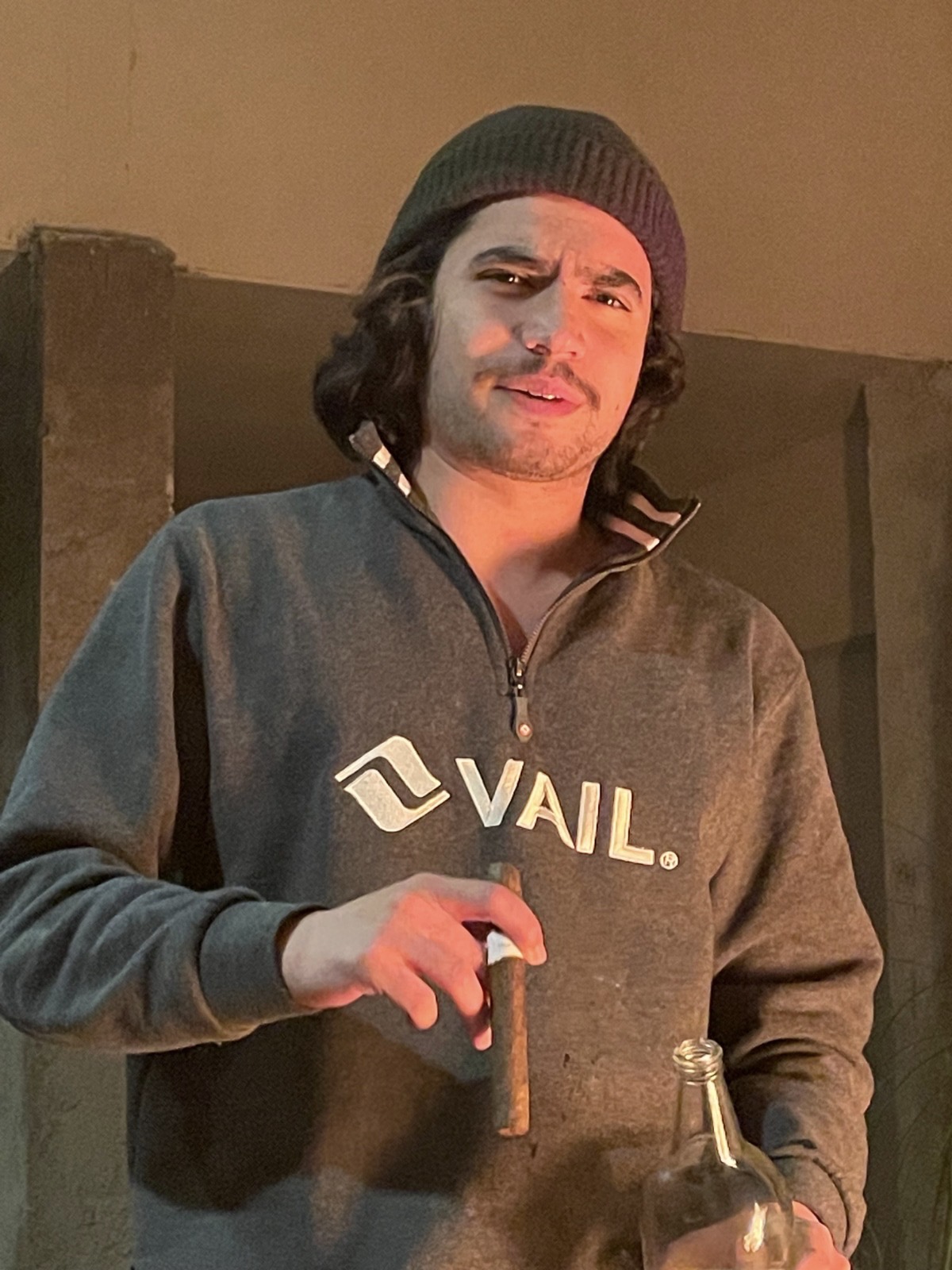 Tengo 26 años y mi vida gira alrededor de tres cosas: entrenar, crear y construir. Entreno triatlón porque necesito exigirme físicamente; es la forma más honesta que conozco de medir disciplina y carácter. En lo creativo paso horas entre el piano y la producción musical, no como hobby, sino como una manera de ordenar lo que pienso y siento. Y en lo profesional trabajo con sistemas, SEO y ventas, enfocado en hacer que los negocios funcionen mejor, con menos ruido y más claridad. No me interesa complicar las cosas: hago el trabajo, aprendo del proceso y sigo avanzando.