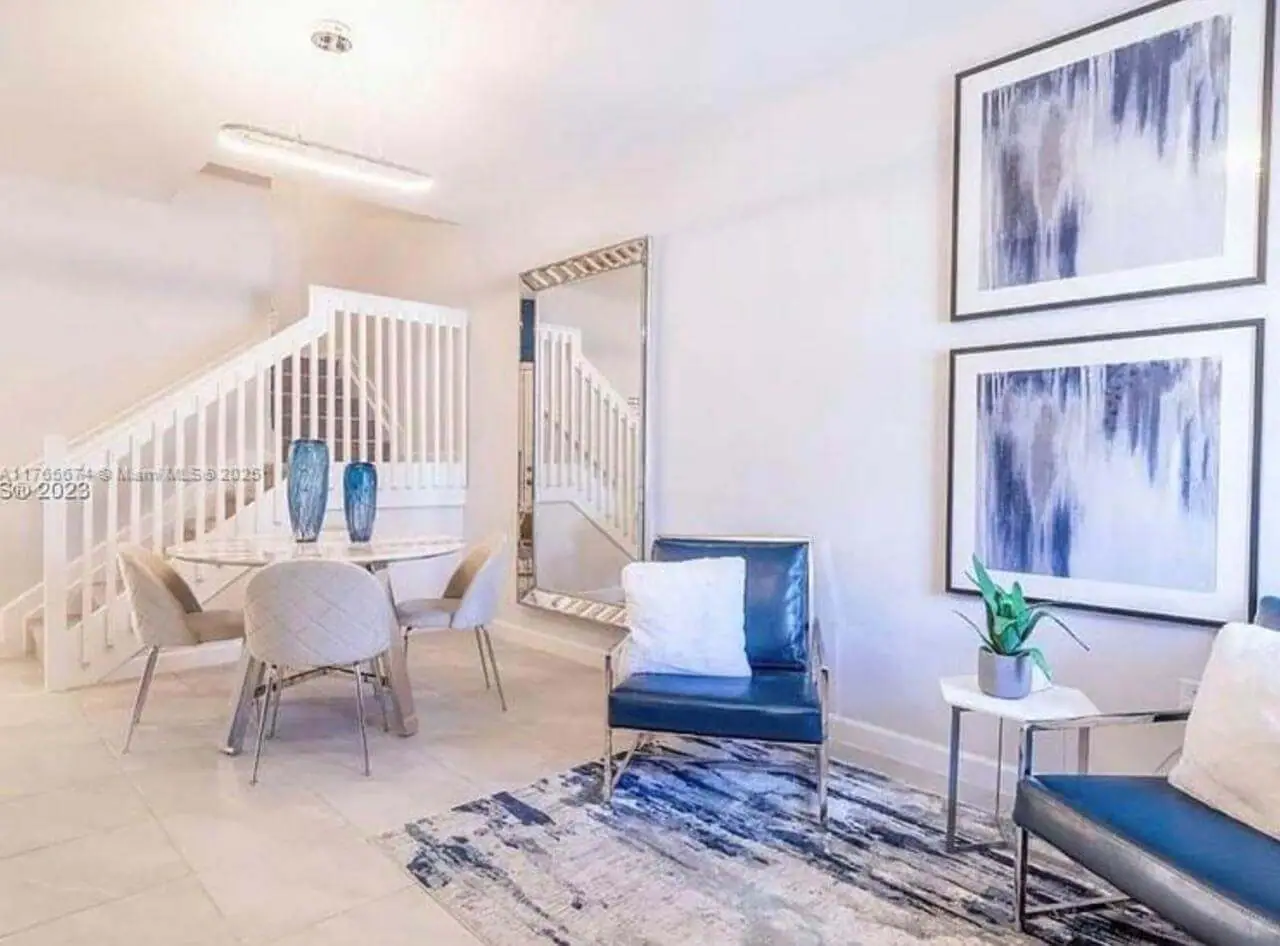 Interior de casa espaciosa y moderna