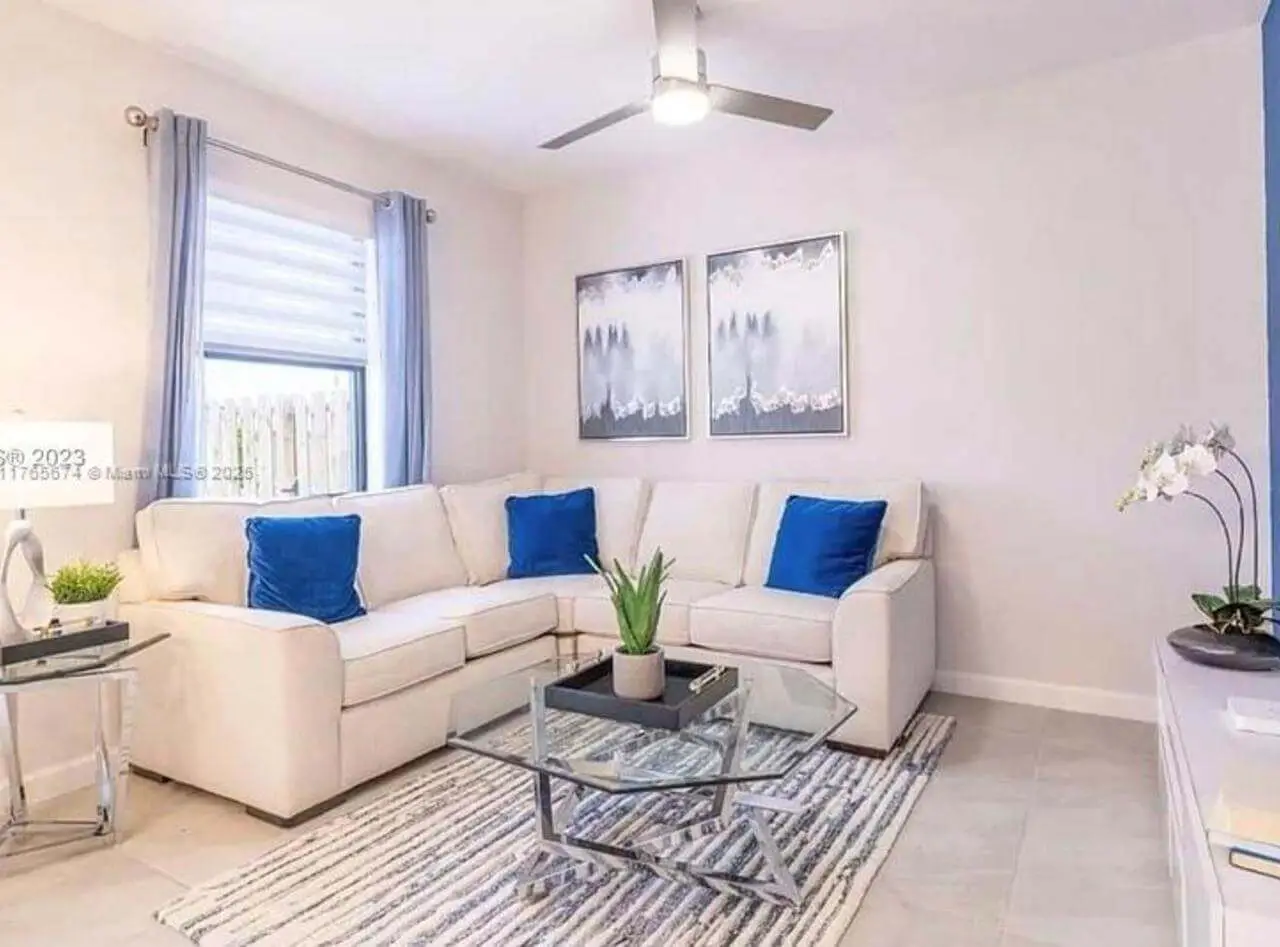 Espacio de oficina flexible en una casa nueva