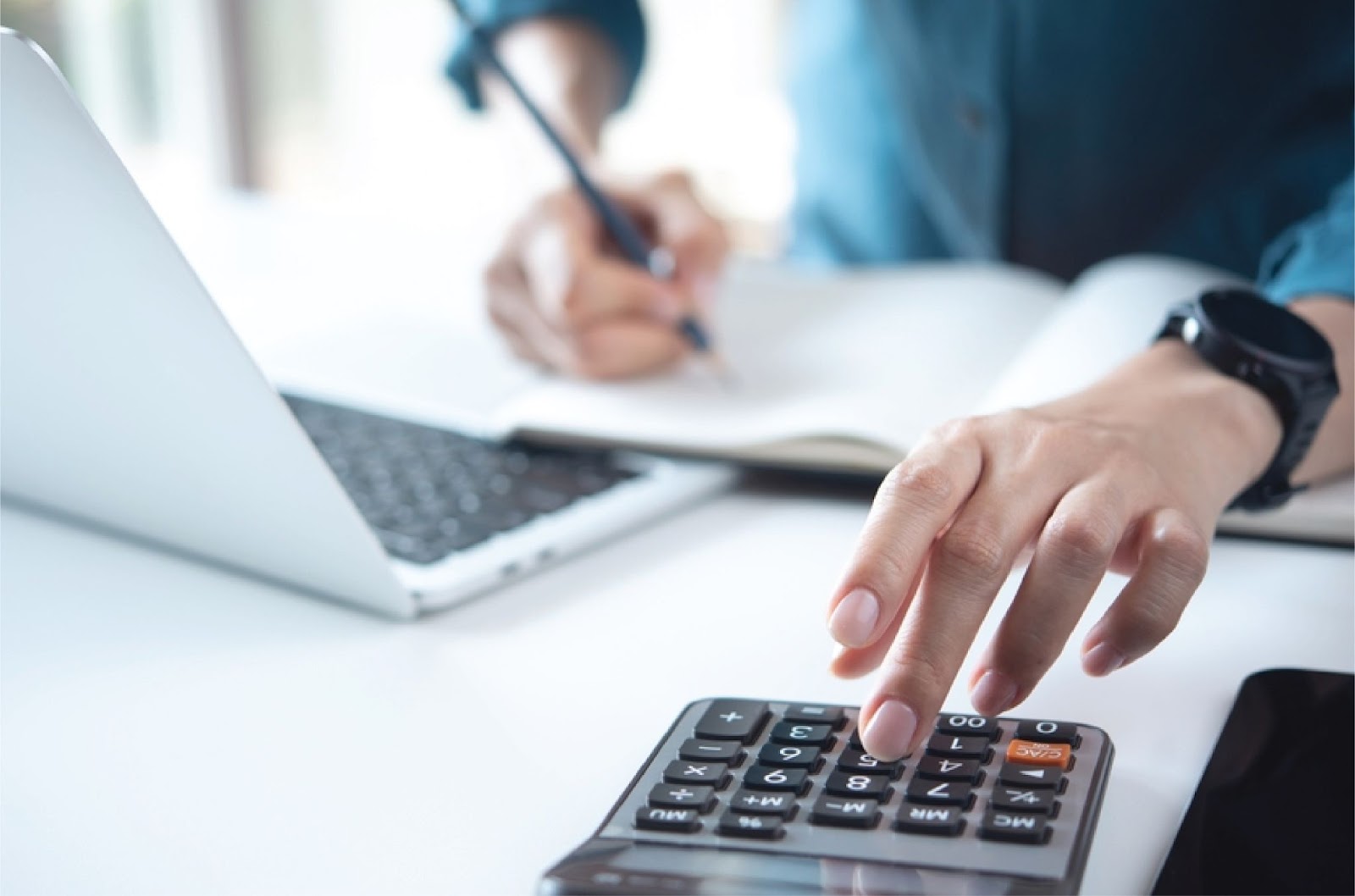 A person calculates on a desk with a laptop and notebook, symbolizing No bank financing solutions from KBR Investing. A person calculates on a desk with a laptop and notebook, symbolizing No bank financing solutions from KBR Investing.