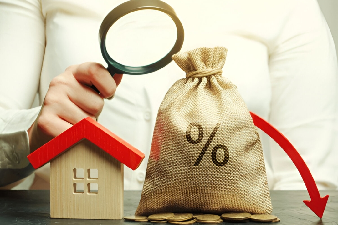 A magnifying glass hovers over a house and a money bag with a percentage sign, illustrating Financing solutions for people with low credit scores by KBR Investing A magnifying glass hovers over a house and a money bag with a percentage sign, illustrating Financing solutions for people with low credit scores by KBR Investing