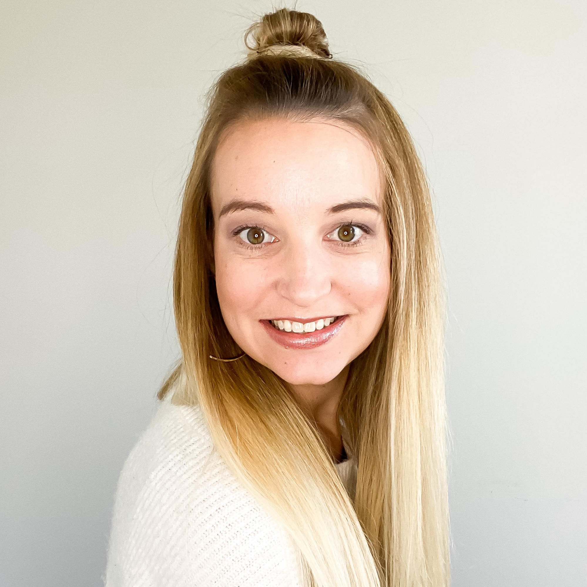 Sara empowers mom entrepreneurs to boost their visibility, grow their email list, and increase sales by leveraging the power of collaborations.