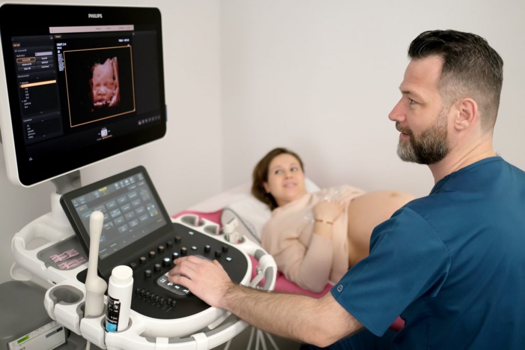 Doctor în consultație cu pacientă