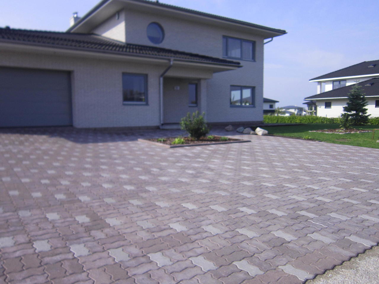 majaesine sissesõidutee ja parkla