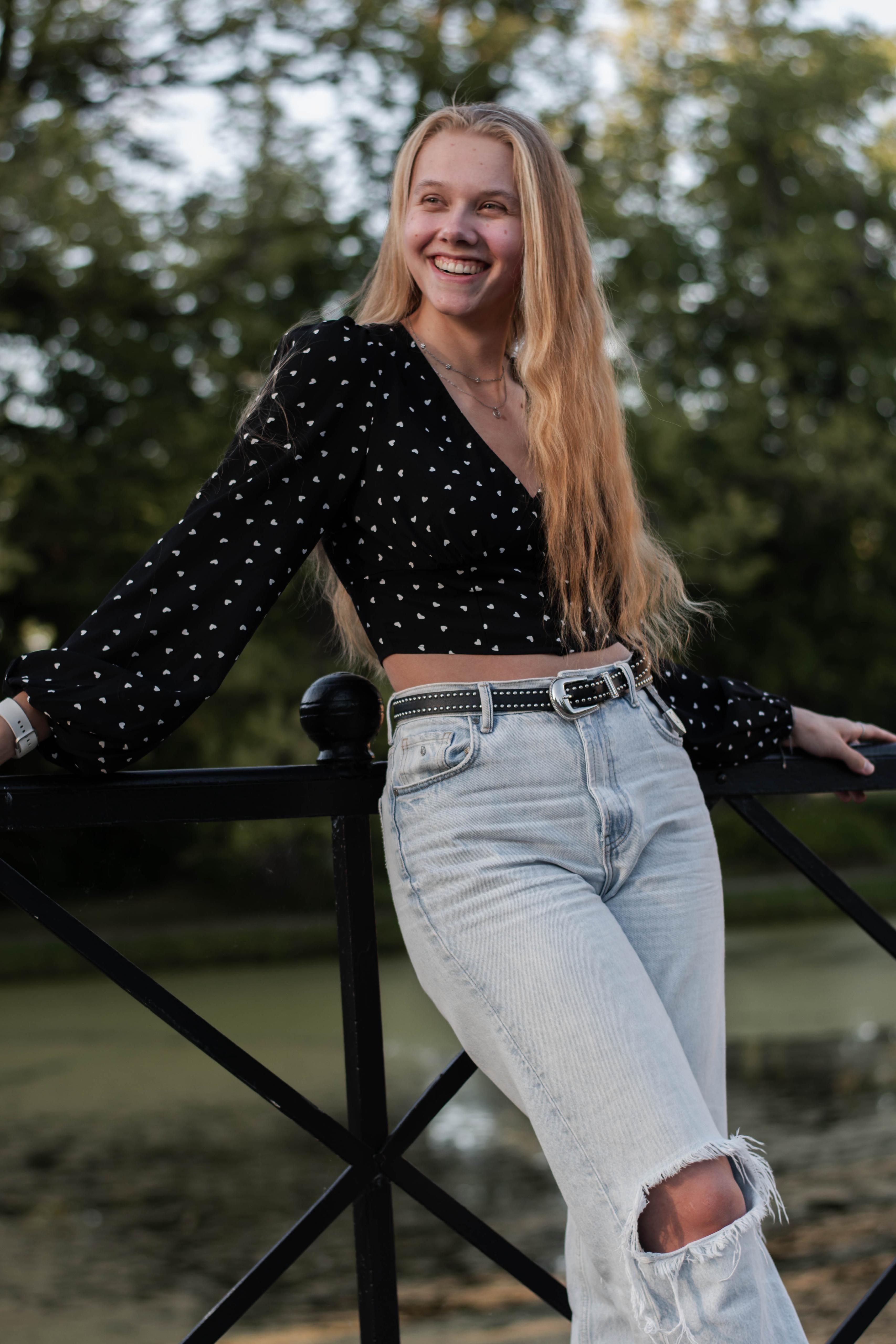 Portret van een jonge vrouwelijke Meta Ads specialist die lachend poseert buiten bij een brug, professioneel en toegankelijk, social media expert voor bedrijven. Portret van een jonge vrouwelijke Meta Ads specialist die lachend poseert buiten bij een brug, professioneel en toegankelijk, social media expert voor bedrijven.