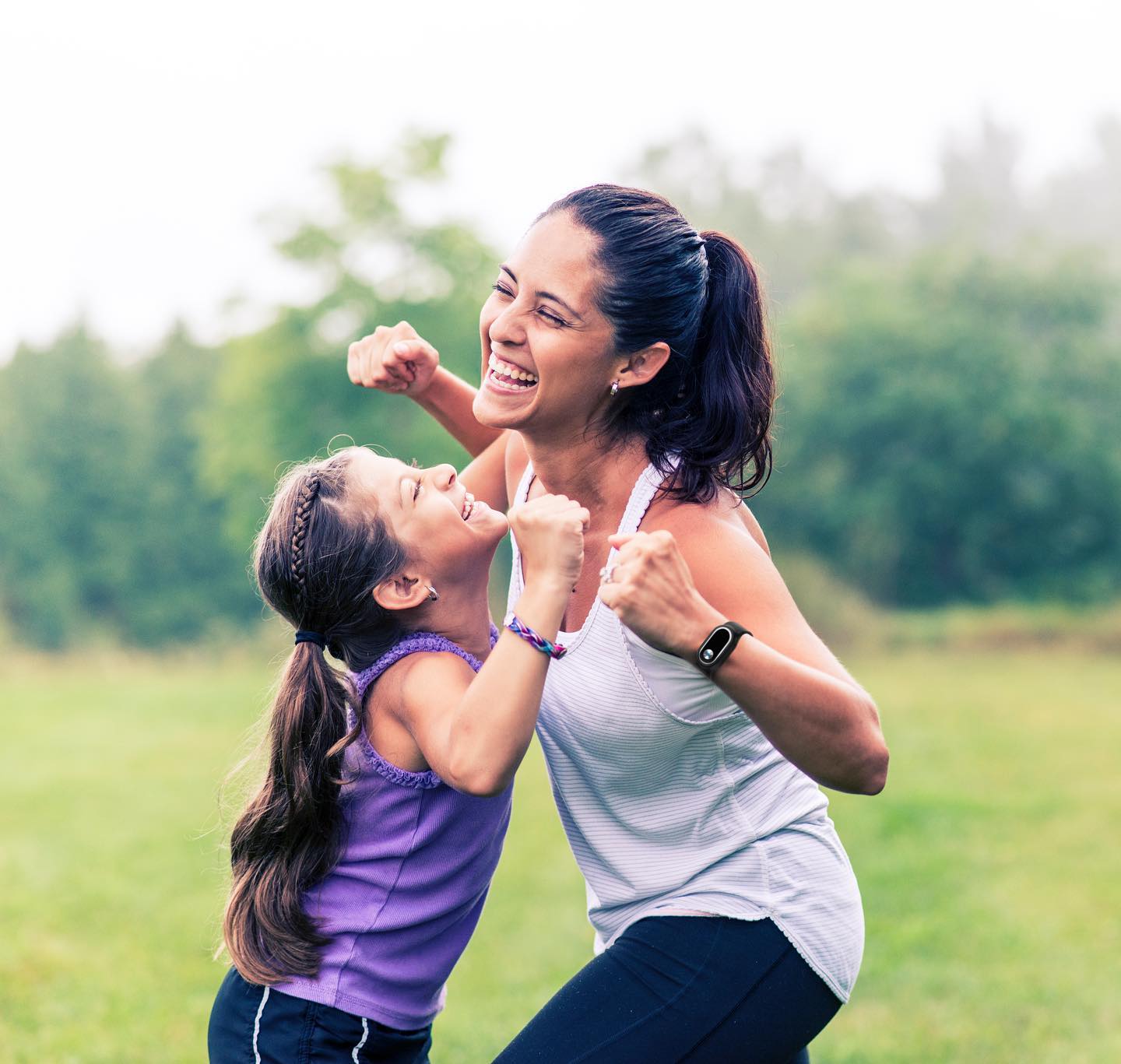 Personne portant un bracelet CM2 dans sa routine quotidienne avec un enfant