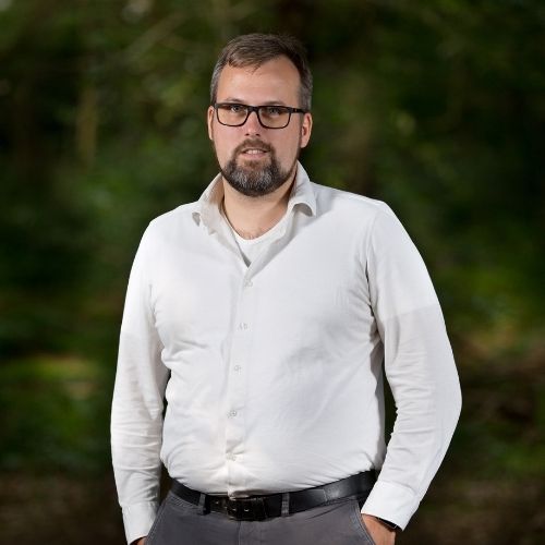 Als online marketing adviseur en manager help ik bedrijven om zowel online resultaten te behalen als hun interne proces efficiënter te laten werken. Met slimme software richt ik ook het technische onderdeel in en ondersteun ik organisaties om hun marketingactiviteiten doelgericht en effectief uit te voeren. Door deze automatisering bied ik bedrijven niet alleen strategische begeleiding maar ook praktische tools, zodat ze worden ontzorgd in hun dagelijkse inspanningen.