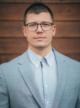 În calitate de director al companiei Korondi Árcsó, sunt responsabil de conducerea strategică, procesele de vânzare și dezvoltarea continuă a afacerii. Cred cu tărie că spațiile publice bine proiectate nu au doar un rol estetic, ci și o putere de coeziune socială. Misiunea mea este să creăm mobilier urban și locuri de joacă durabile, realizate din materiale naturale, care fac spațiile comune mai plăcute, mai umane și mai inspiraționale – fie că vorbim despre sate, orașe sau instituții educaționale. Pentru mine, construirea comunității nu este un aspect secundar, ci motorul esențial al activității mele.