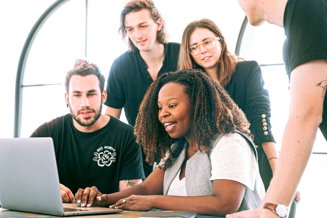The ambiance is filled with teamwork and engagement. 💡🤝🖥️ The ambiance is filled with teamwork and engagement. 💡🤝🖥️