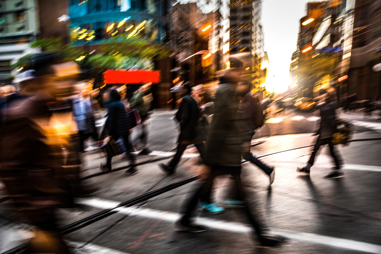 Motion-blurred image of people crossing a busy urban intersection at sunset, symbolizing the speed, noise, and mental clutter of modern business life. Used to contrast external chaos with the need for internal clarity in leadership. Motion-blurred image of people crossing a busy urban intersection at sunset, symbolizing the speed, noise, and mental clutter of modern business life. Used to contrast external chaos with the need for internal clarity in leadership.