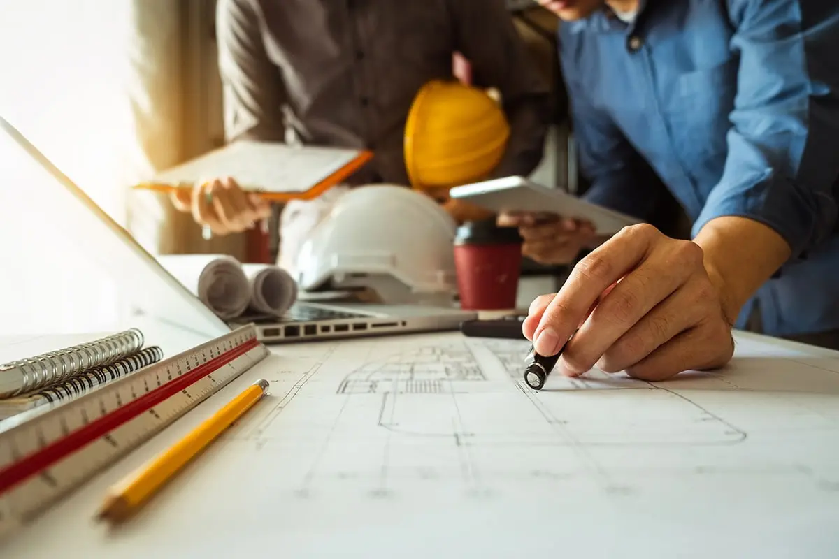 expert and professional roofers prepairing a project