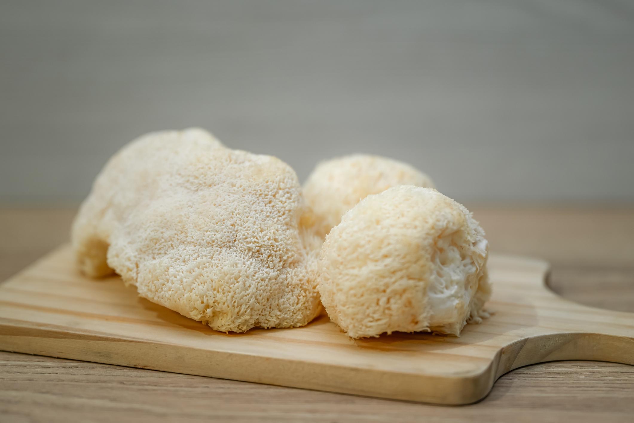 lions mane cuttin board