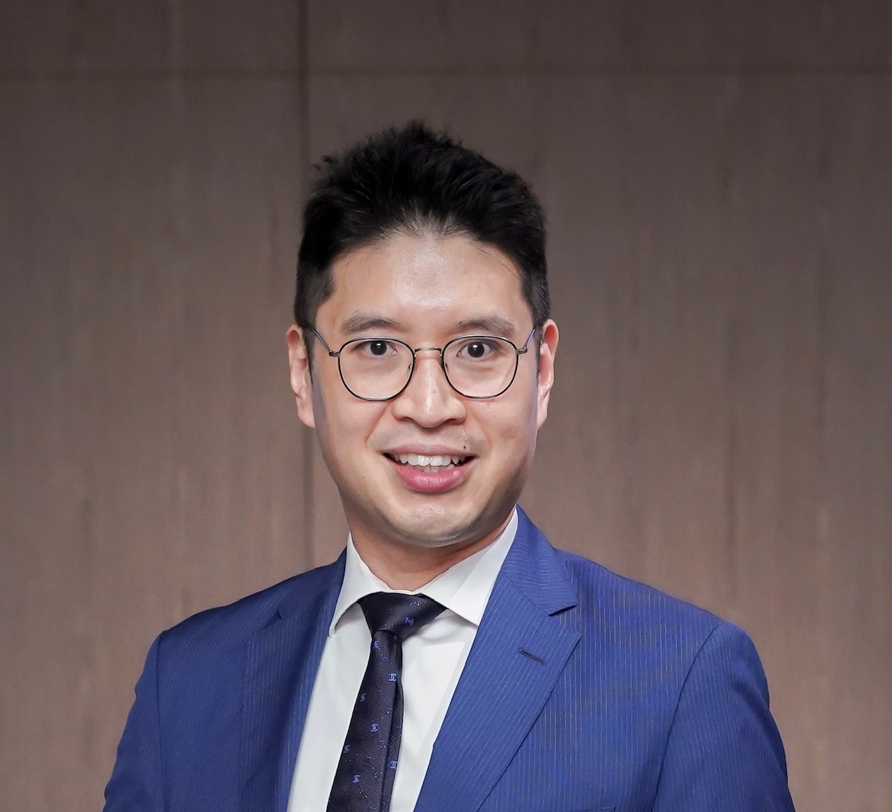 Sheungyuen is a classically trained pianist and former diplomat who now helps learners of all ages unlock the joy and discipline of music.