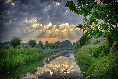 Image of river and sunrays used in blog post by carli thorpe