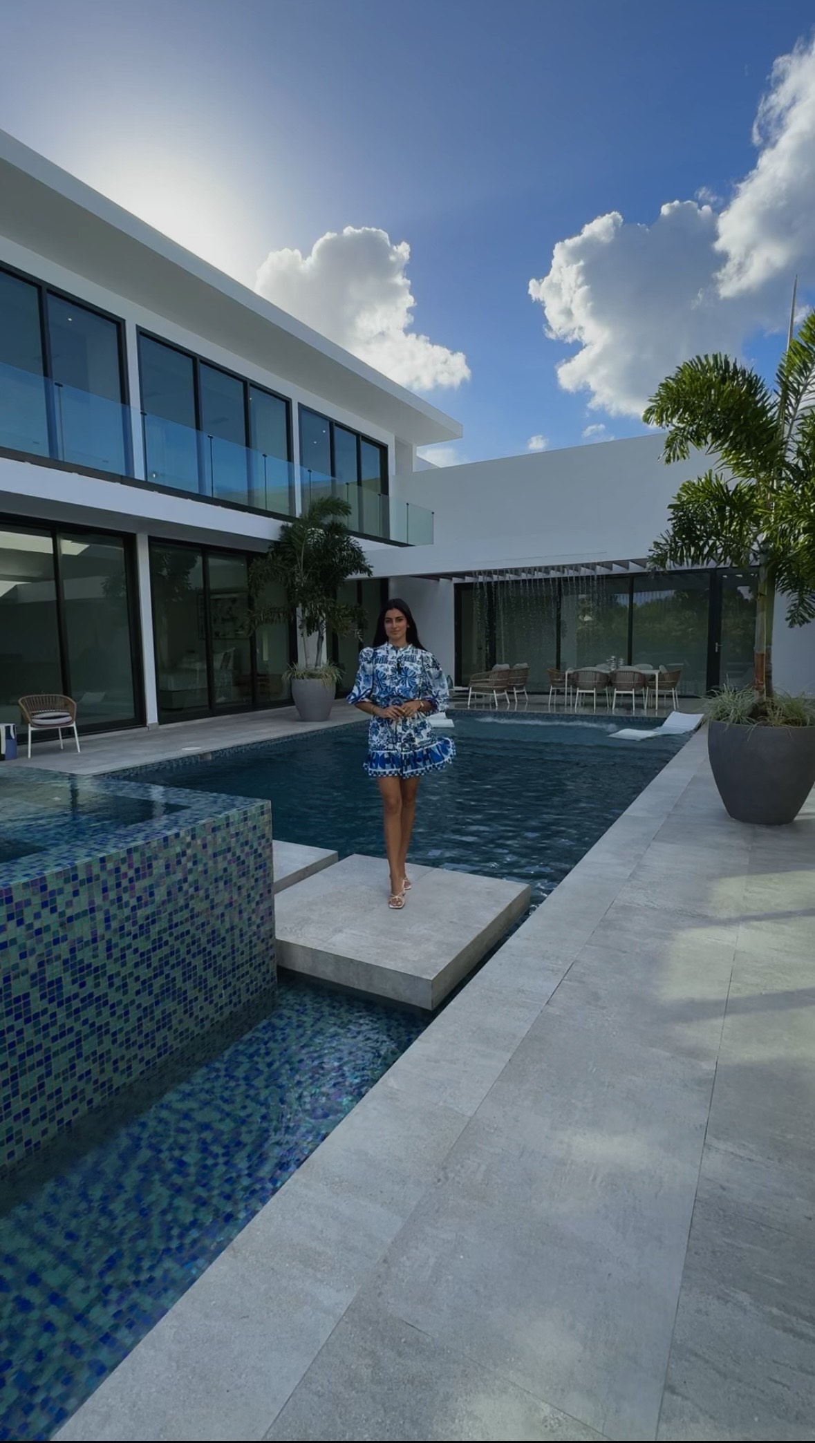 Tyesha frente a una propiedad