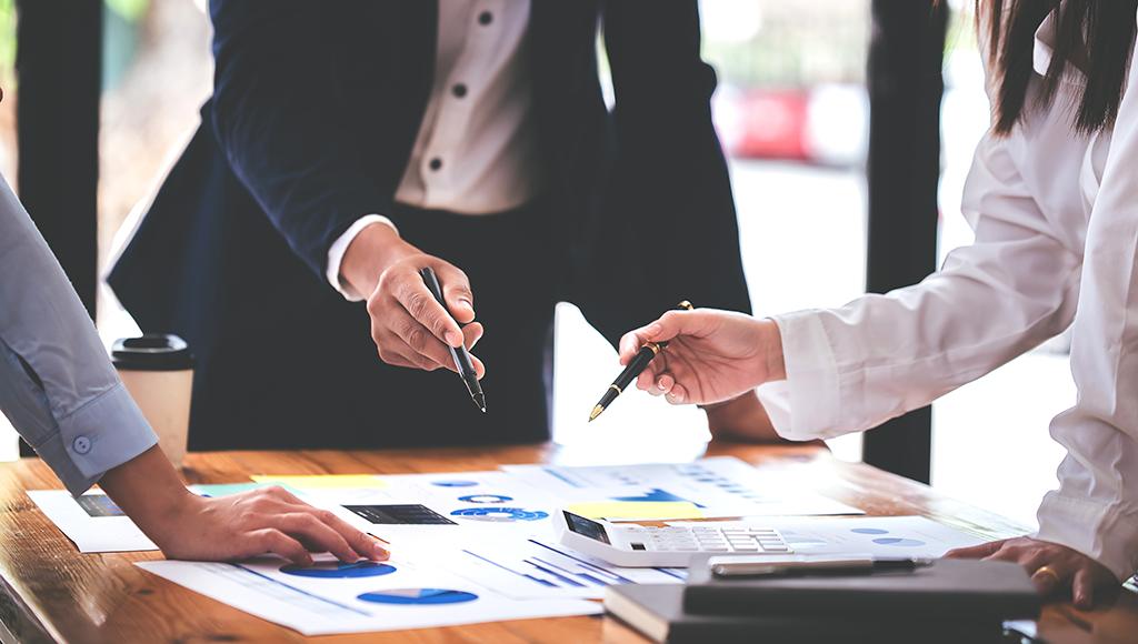 An account manager explains IT outsourcing costs before a client signs a contract. An account manager explains IT outsourcing costs before a client signs a contract.