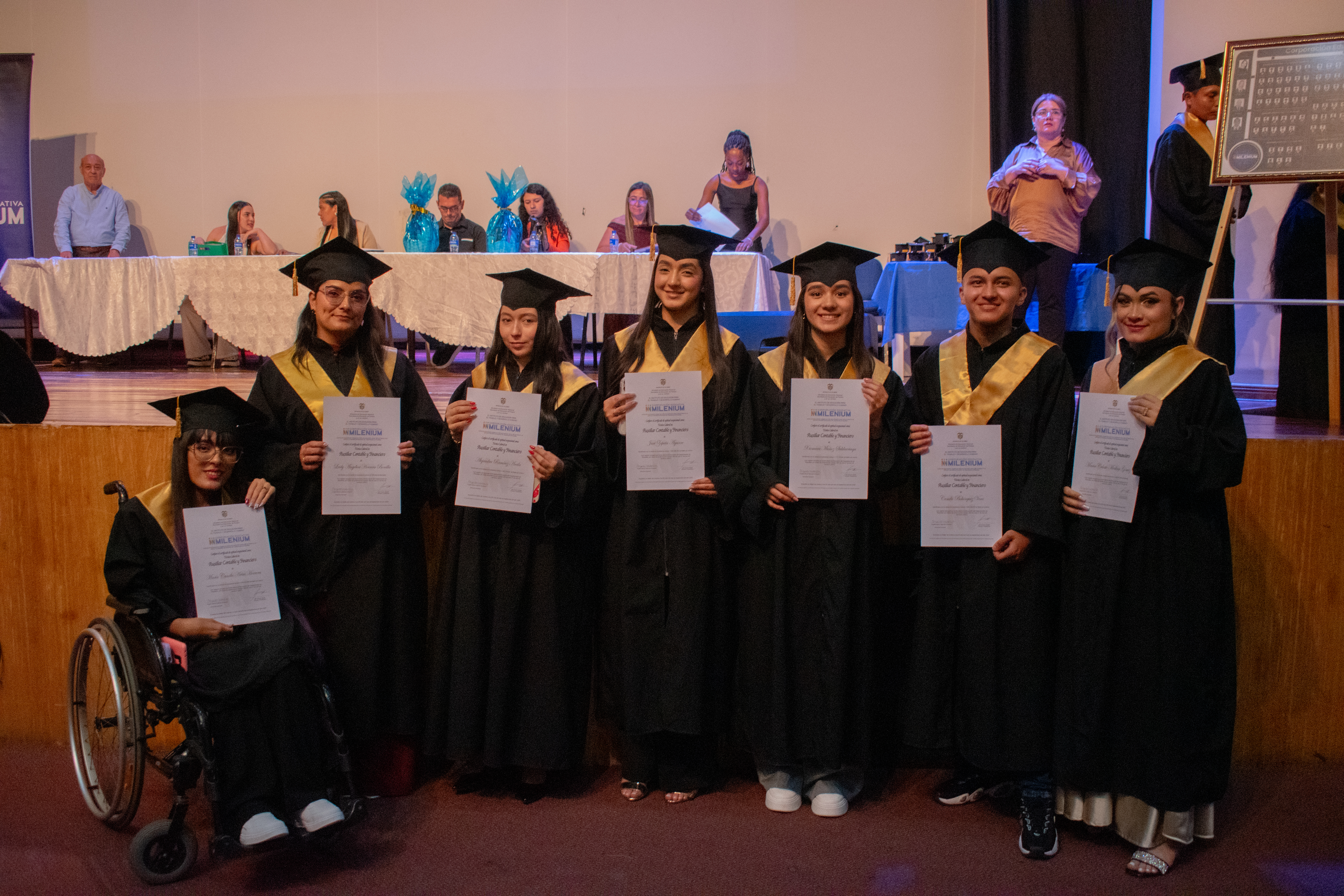 Grupo de graduandos en la ceremonia del 5 de septiembre de 2025