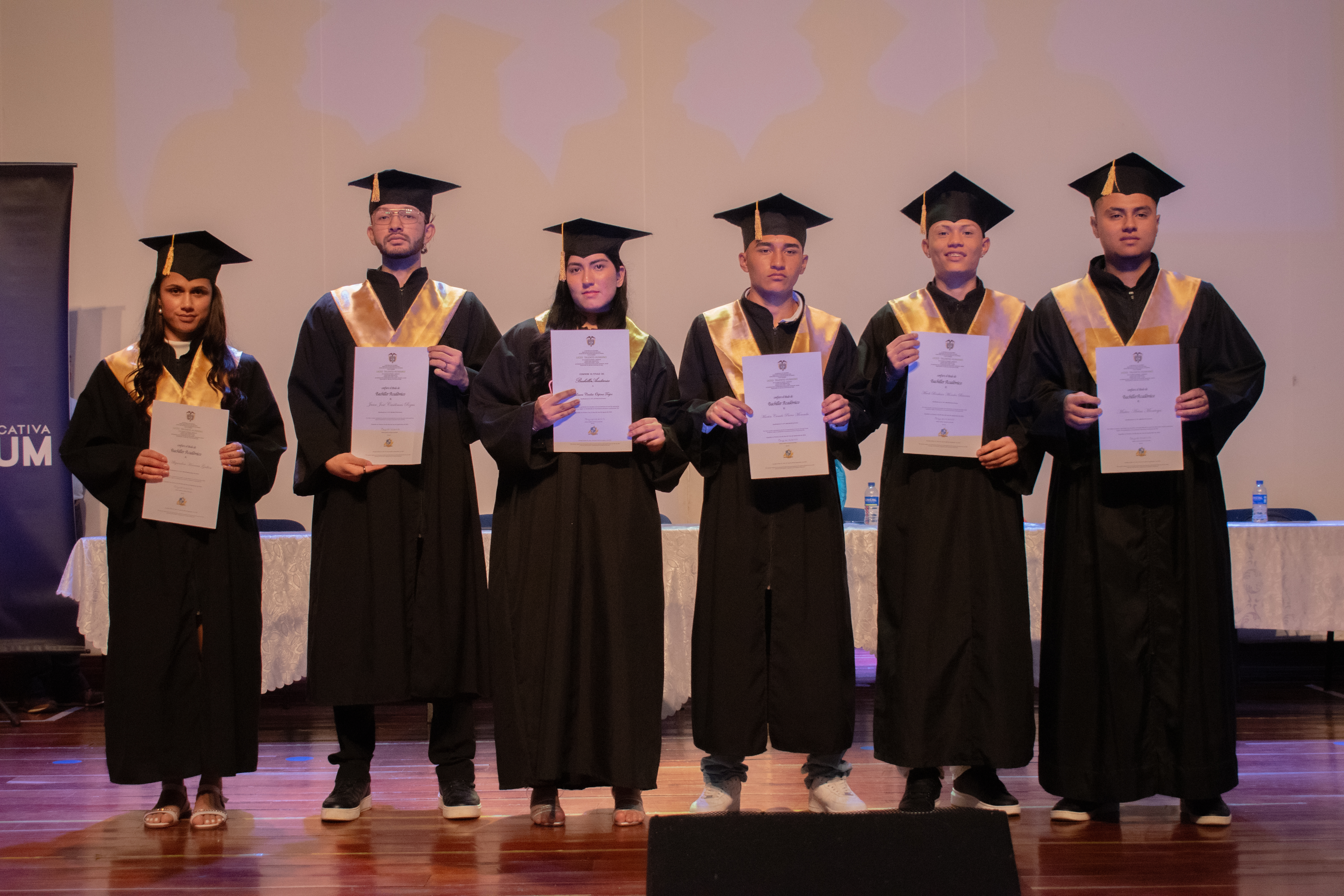 Grupo de graduandos en la ceremonia del 5 de septiembre de 2025